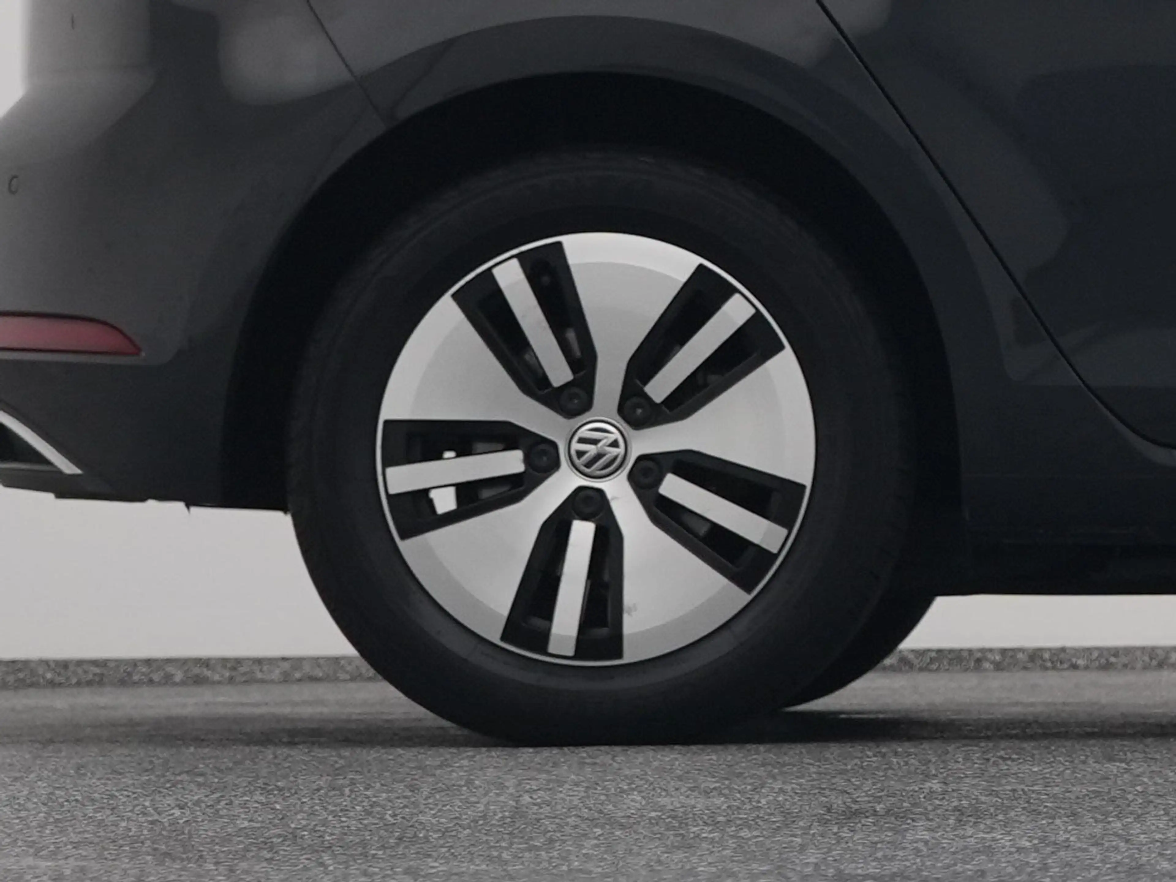 Volkswagen e-Golf E-DITION | ADAPTIVE — photo 42