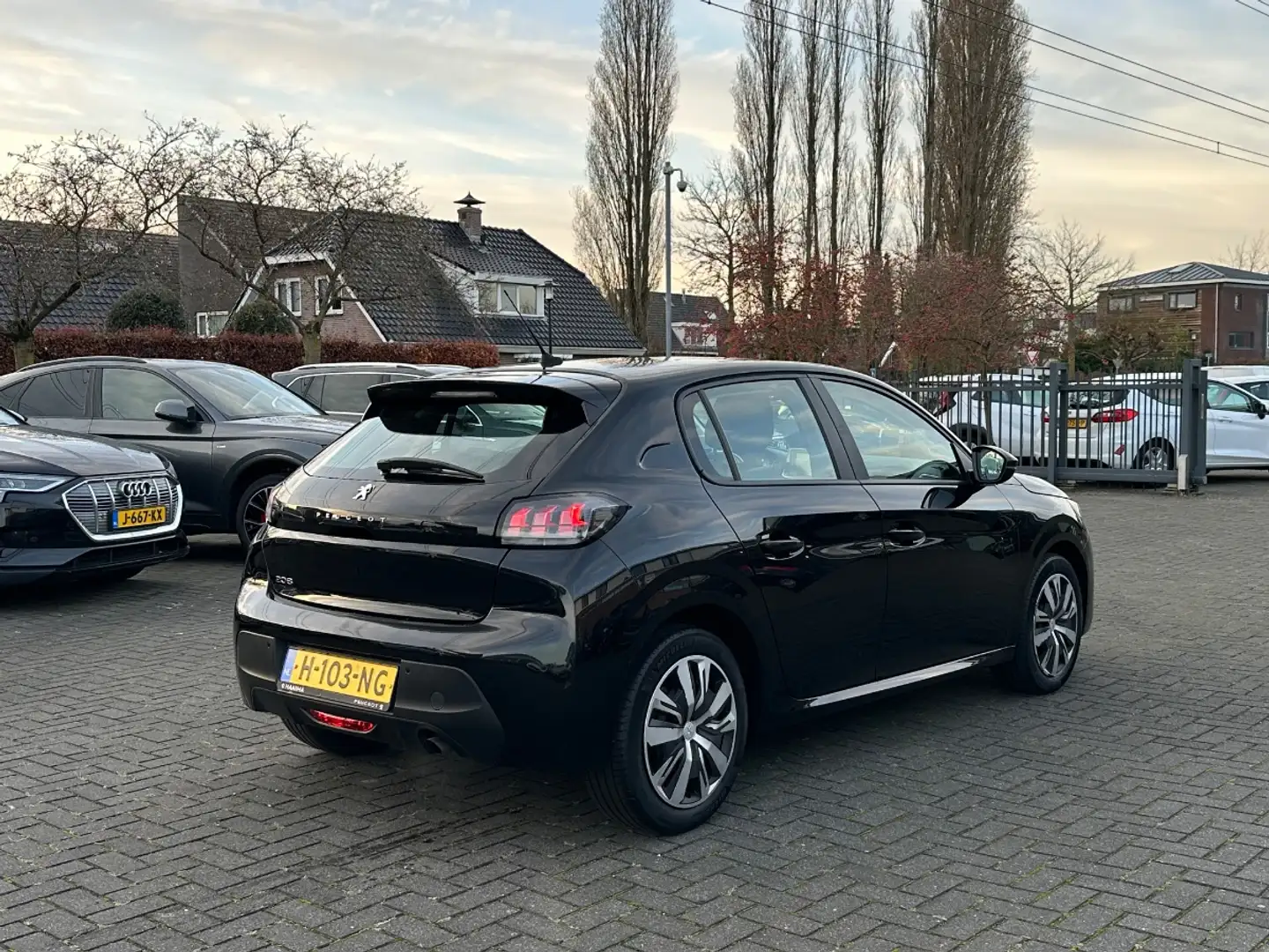 Peugeot 208 1.2 PureTech | Blue Lease Active 5-Drs | Navi | Schwarz - 2