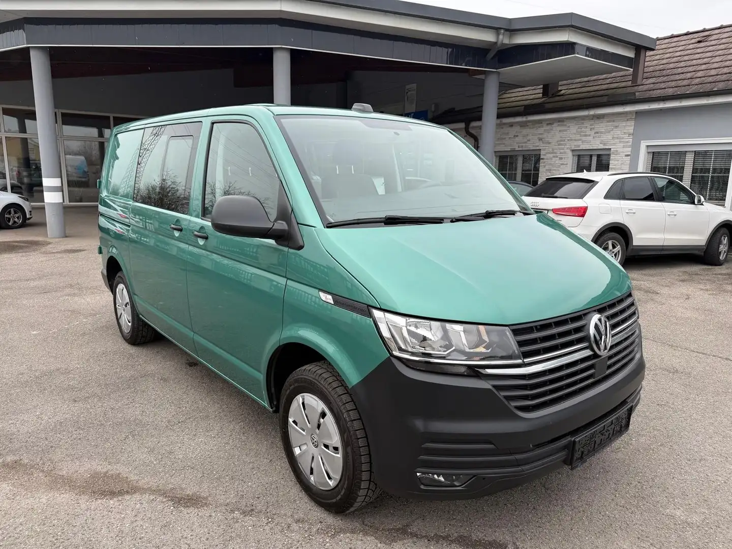 Volkswagen T6.1 Transporter PLUS KR Comfortline/Navi/AHK/SHZ/6 Sitze/CarPlay Grau - 2