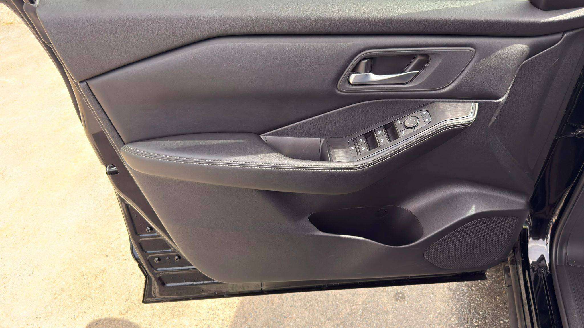 2025 Nissan Rogue — view 10