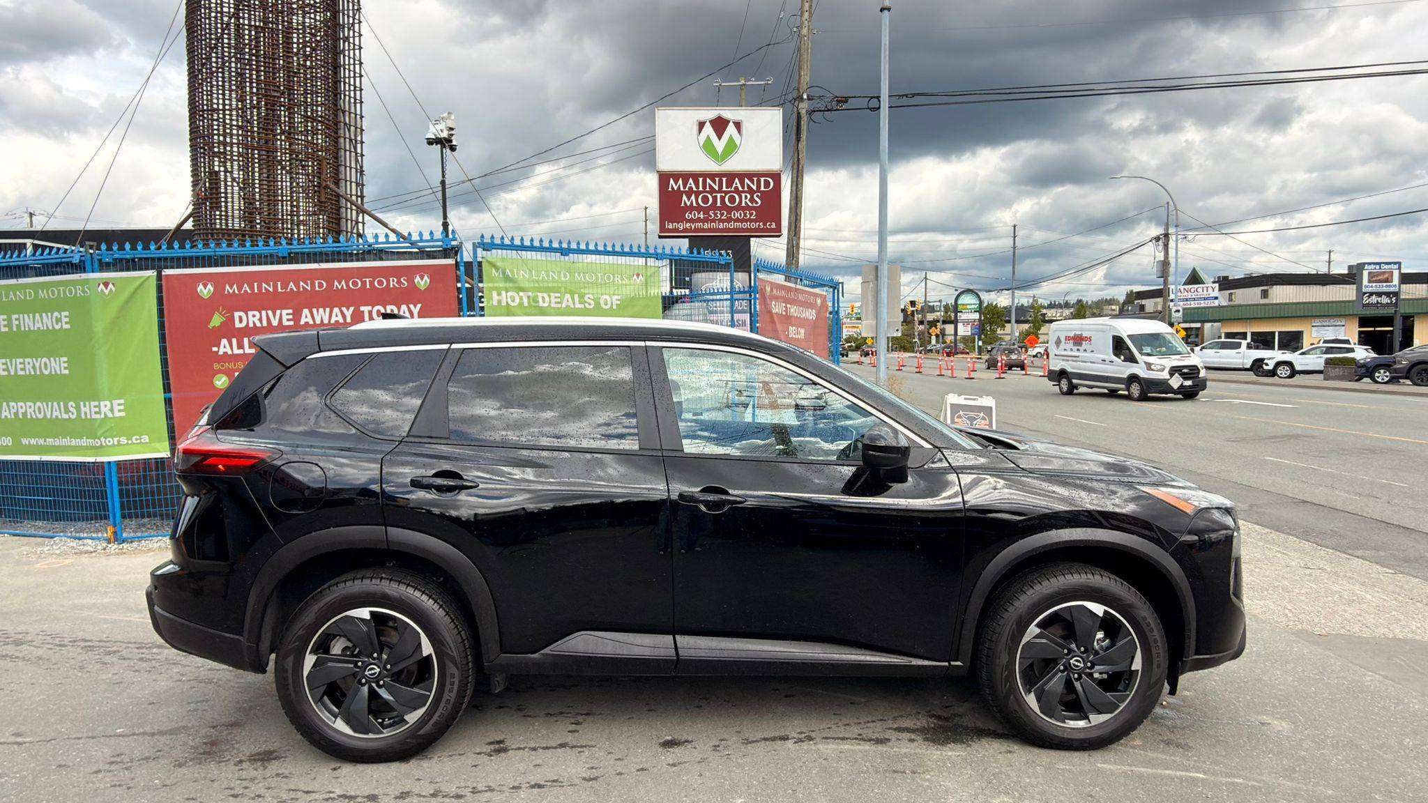 2025 Nissan Rogue — view 4