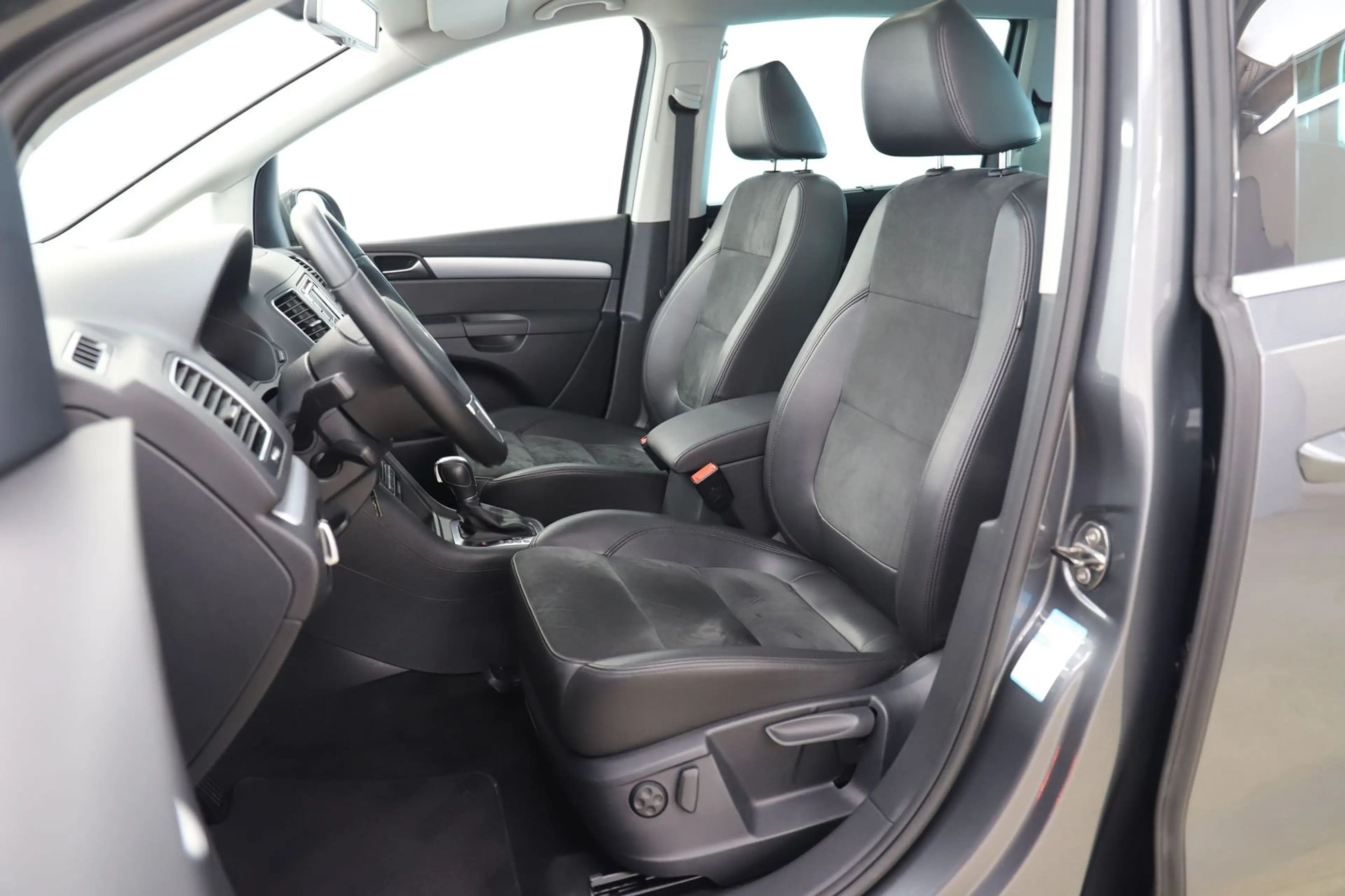 Volkswagen Sharan 2.0TDI 170PS DSG Highline Pano AHK 7Sitz — photo 9