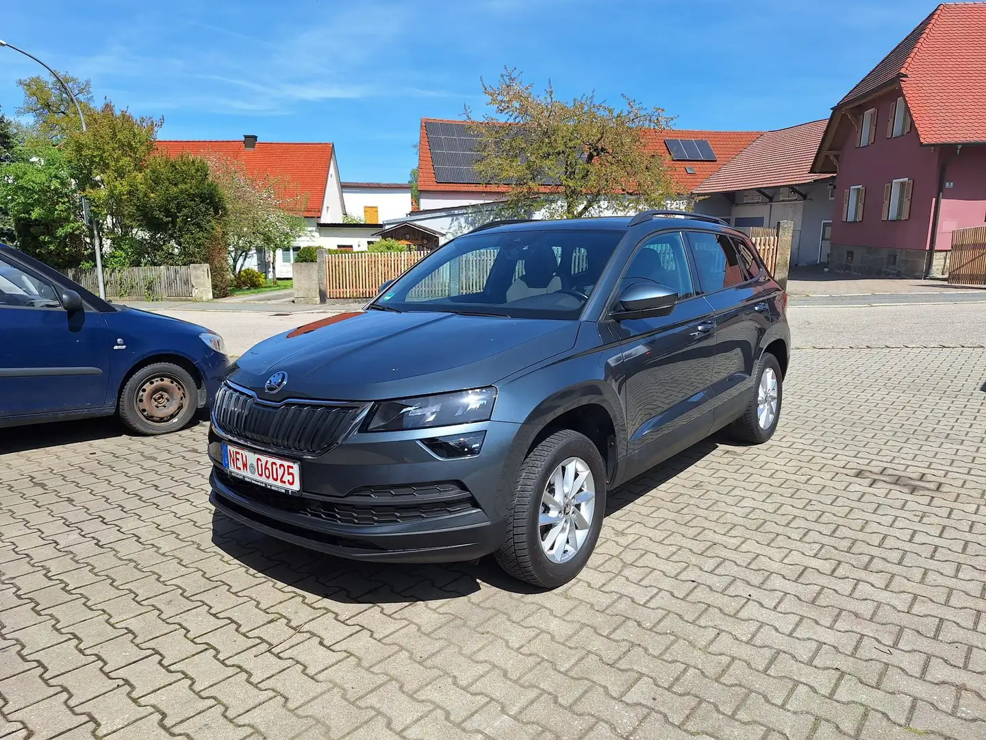 Skoda Karoq 2.0 TDI SCR 4x4 DSG Style 110 kW (150 PS), Auto... Grau - 2