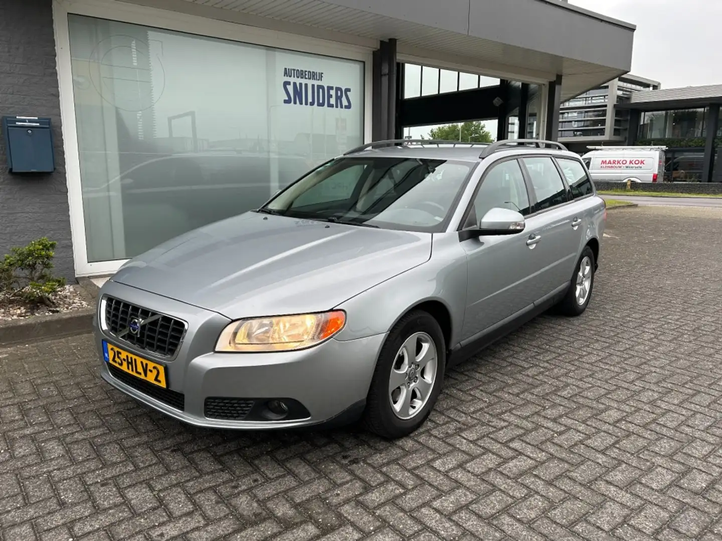Volvo V70 2.0i MOMENTUM LEER Grijs - 1