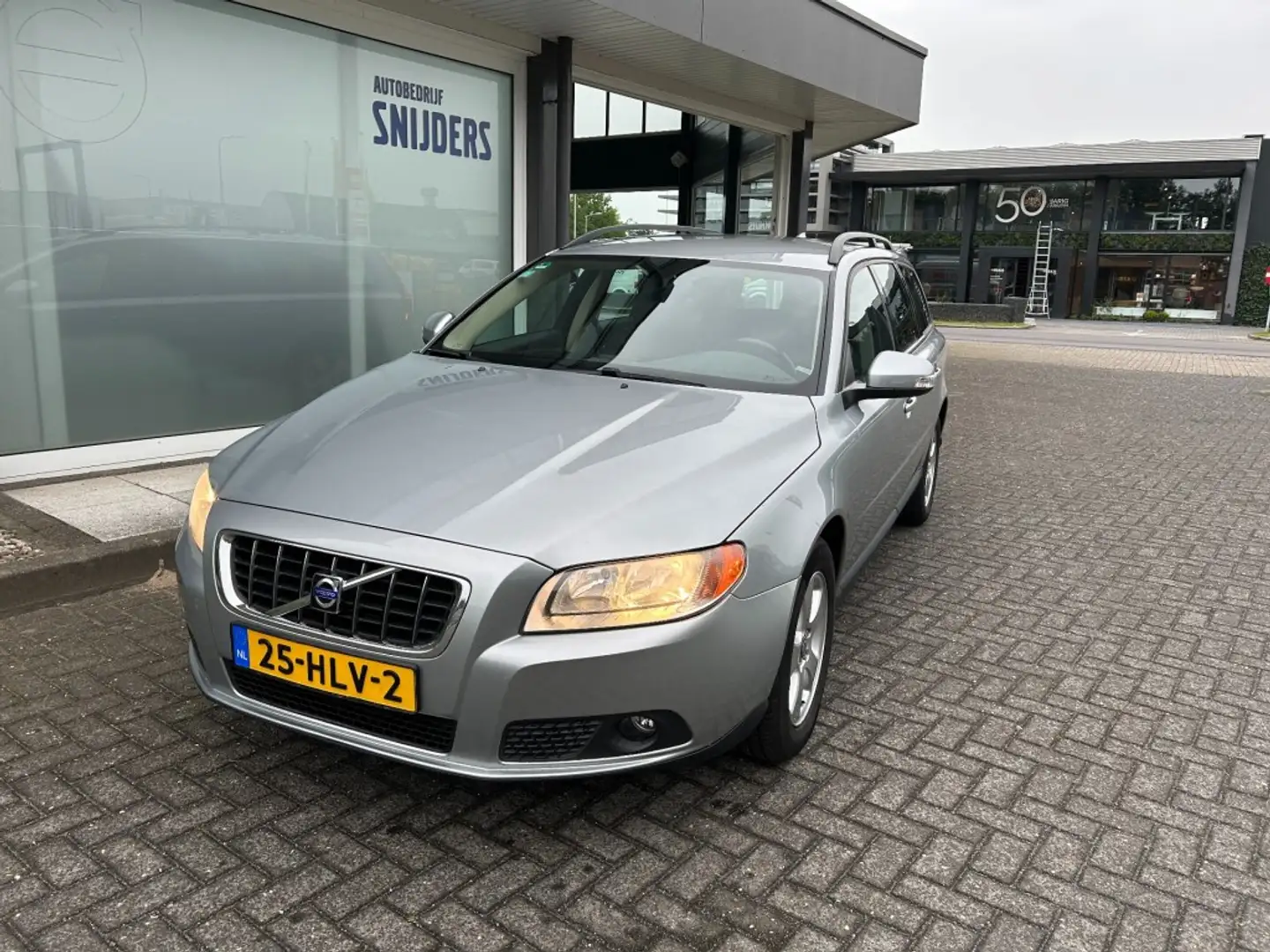 Volvo V70 2.0i MOMENTUM LEER Grijs - 2