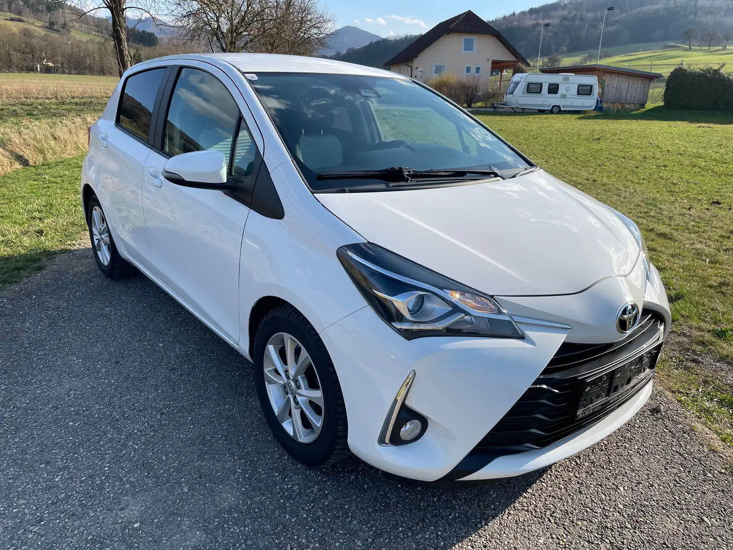 Toyota Yaris Yaris 1,0 VVT-i Active Active Weiß - 2