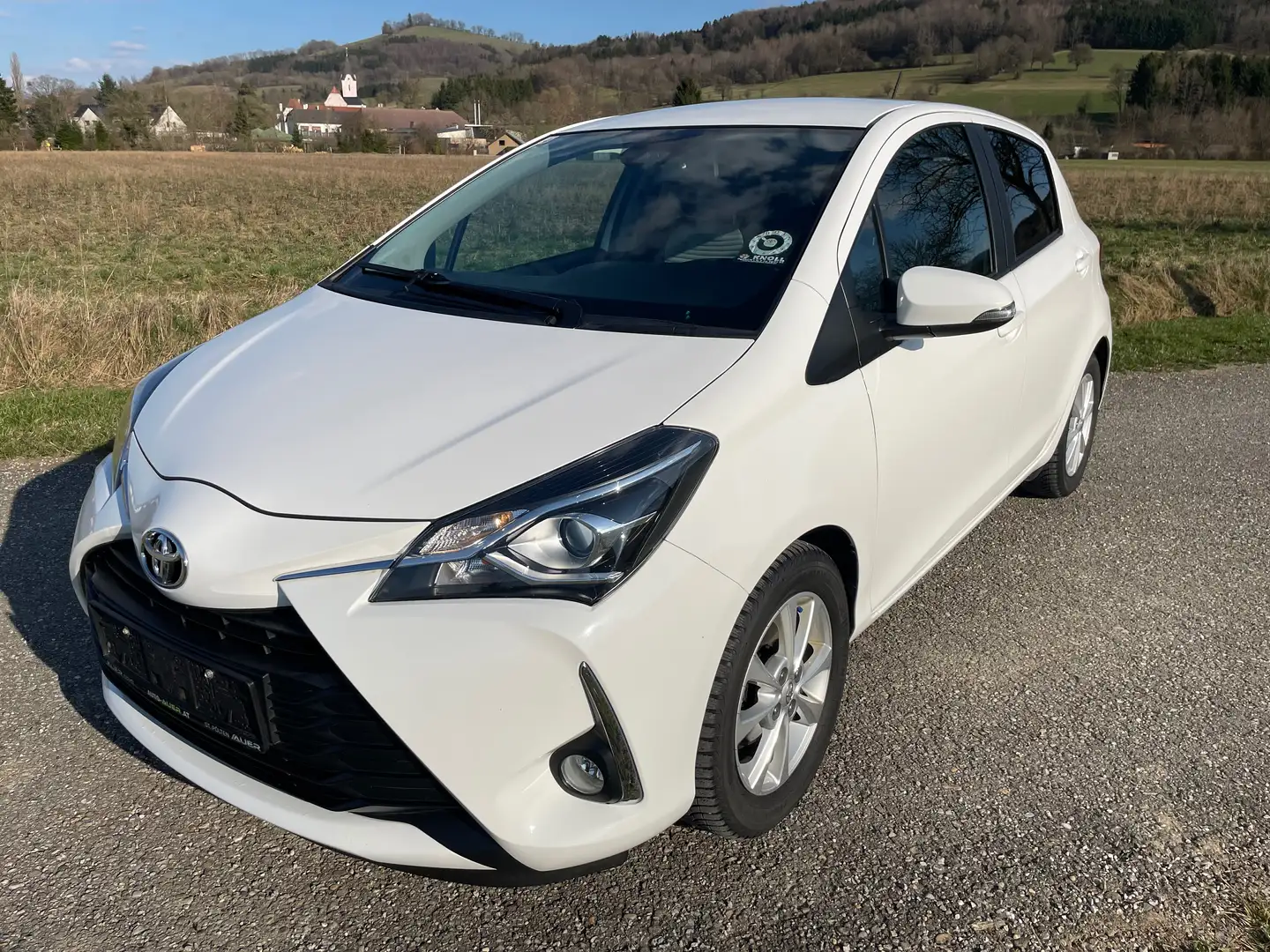 Toyota Yaris Yaris 1,0 VVT-i Active Active Weiß - 1