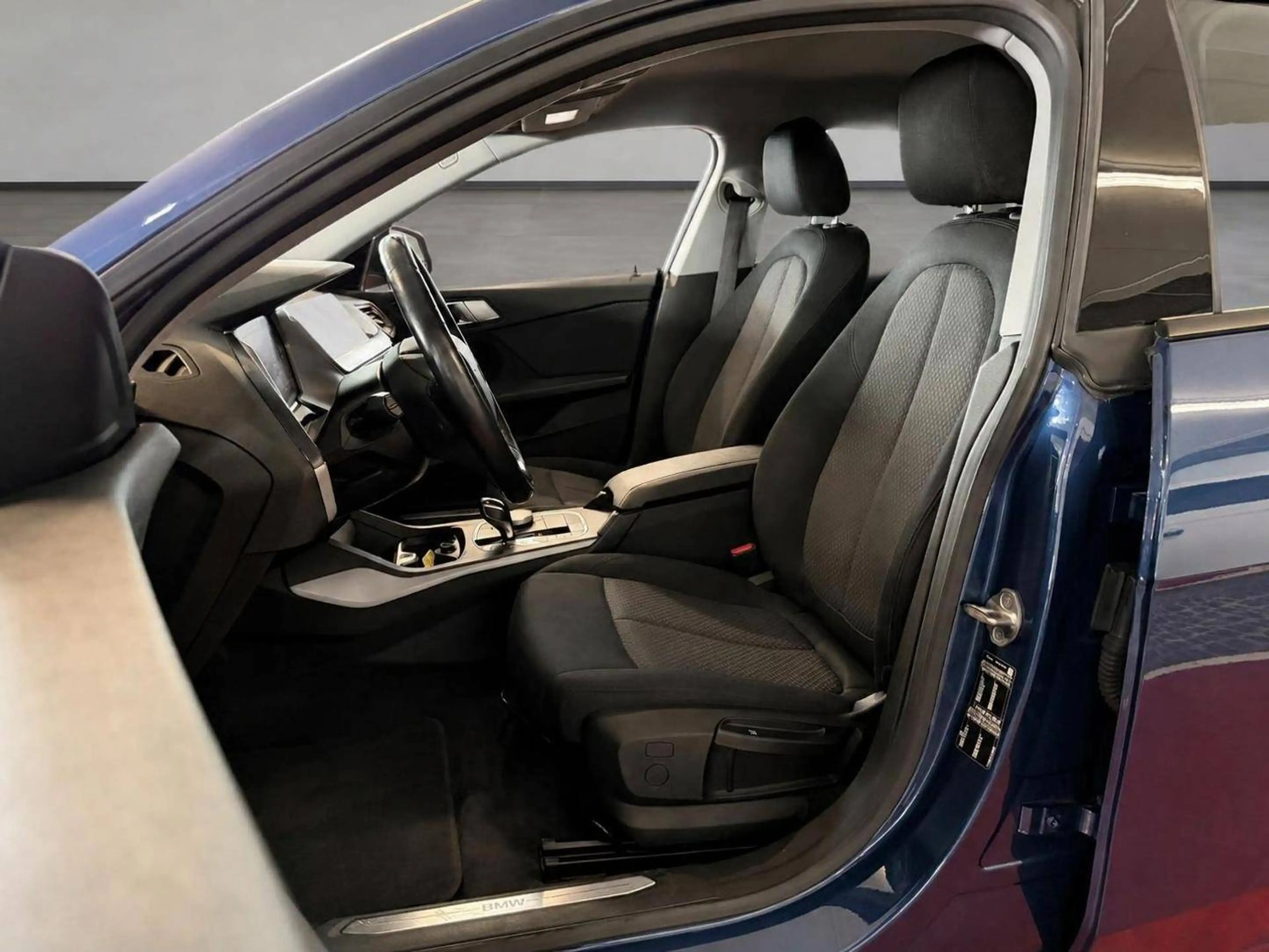 BMW 216 d — photo 10