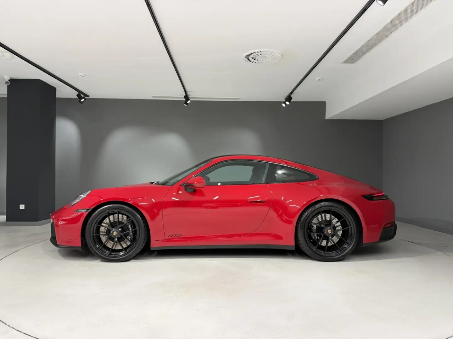 Porsche 992 Carrera 4 GTS Rojo - 2