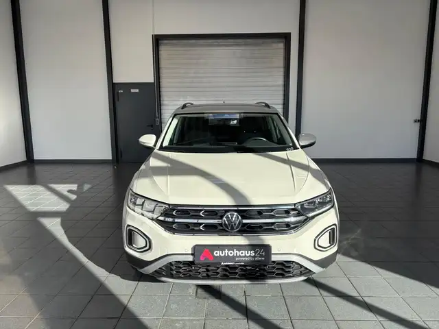 Volkswagen T-Roc view 2