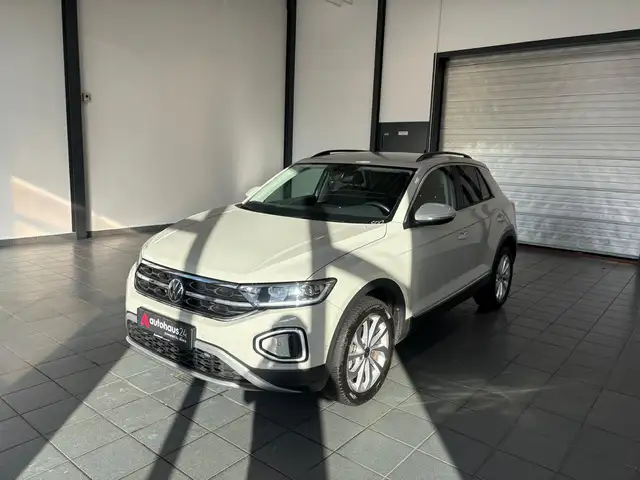 Volkswagen T-Roc view 3