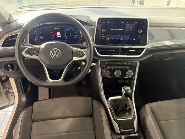Volkswagen T-Roc view 9