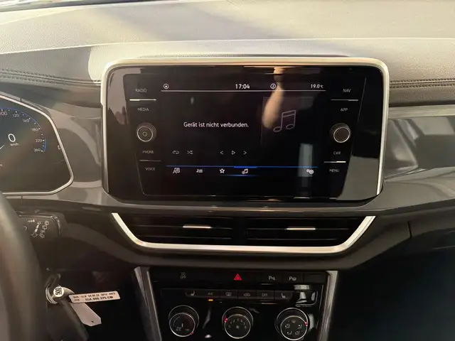 Volkswagen T-Roc view 11