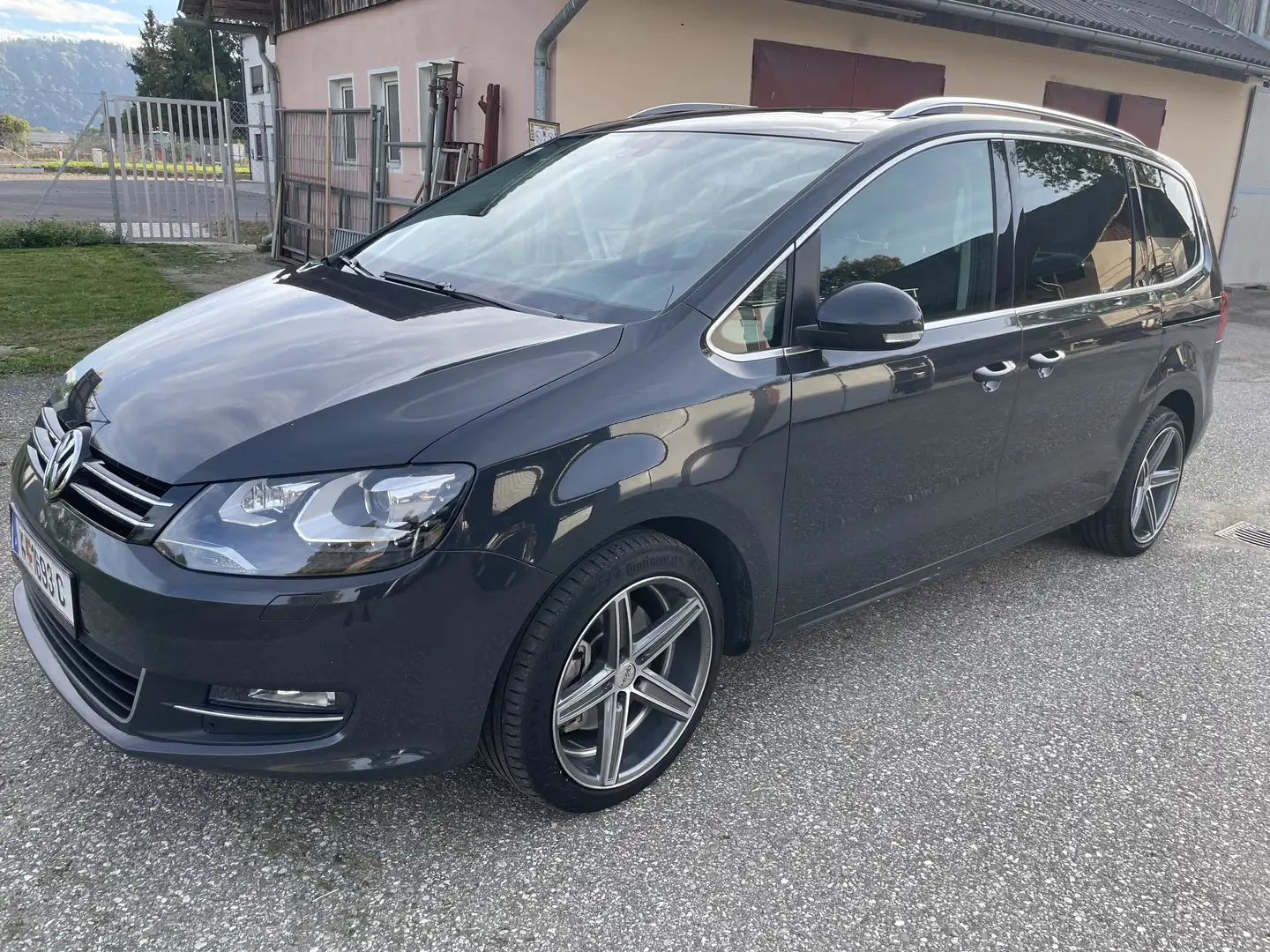 Volkswagen Sharan Highline BMT 2,0 TDI DPF 4Motion Grau - 1