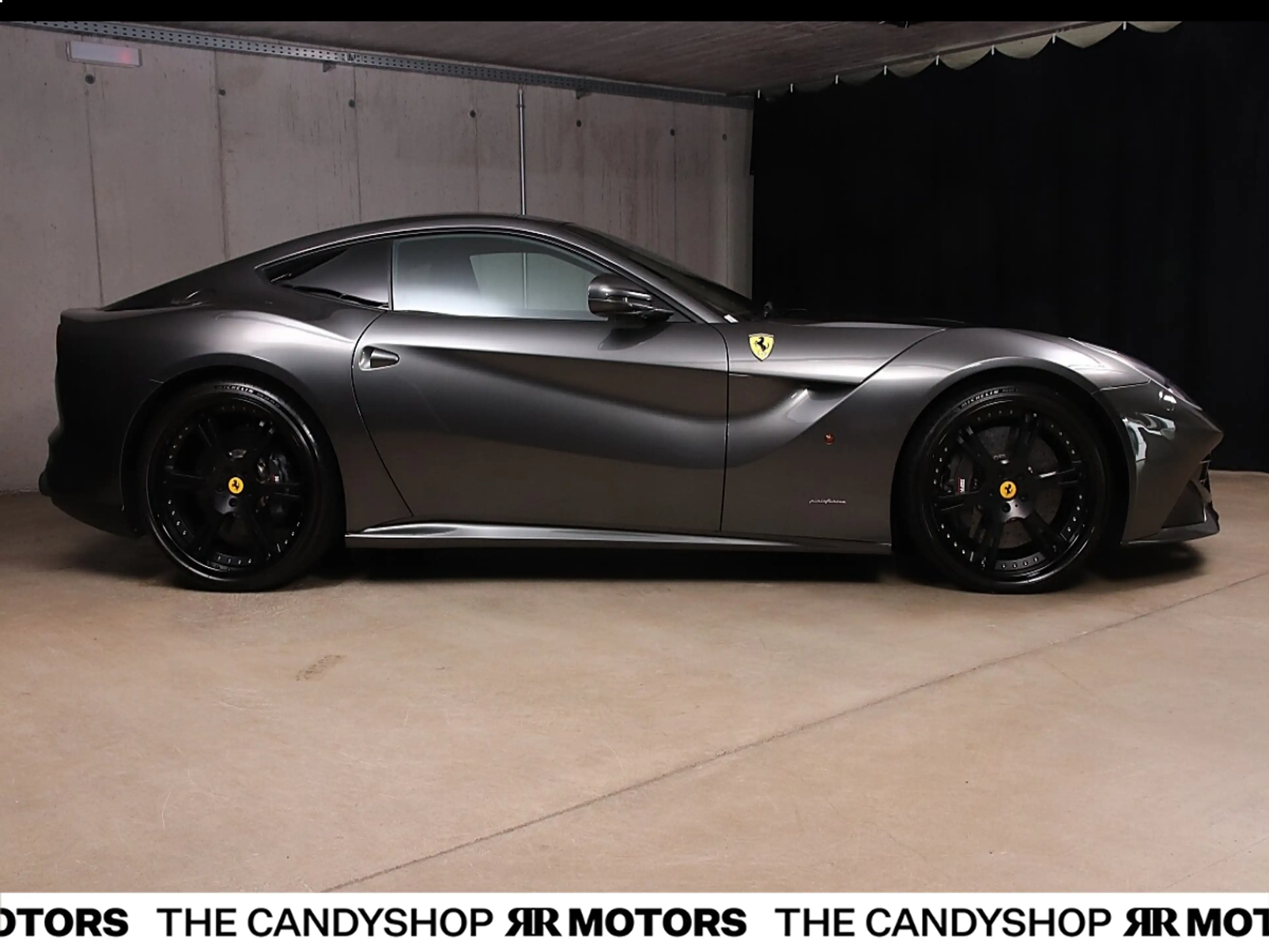 Ferrari F12 Berlinetta *Carbon*Lift*Grigio_Silverstone* — photo 4