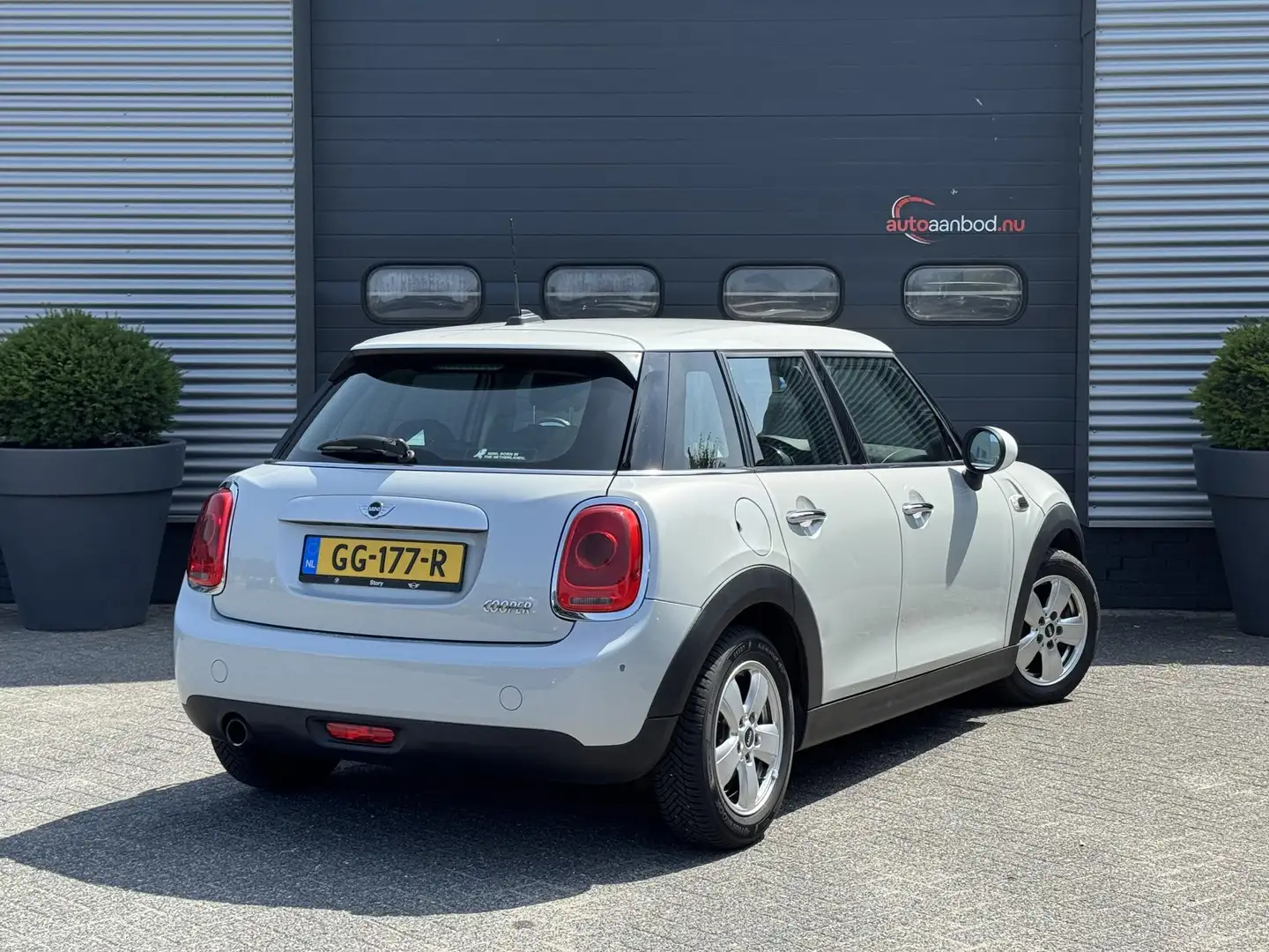 MINI Cooper Mini 1.5 Business | Navigatie | Cruise Control | A Bianco - 2