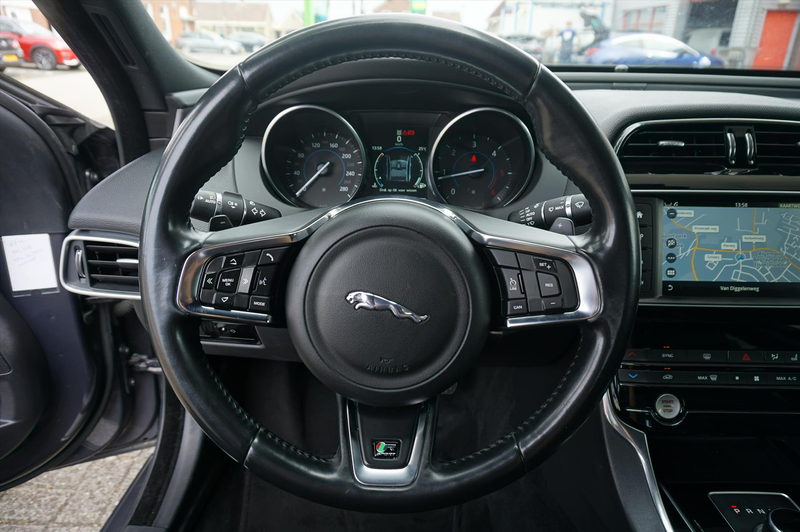 Jaguar XE 2.0D Portfoilio R-Sport / Org NL / Camera / Navi / — photo 10