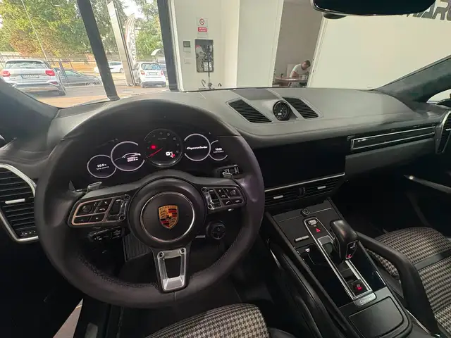 Porsche Cayenne view 11