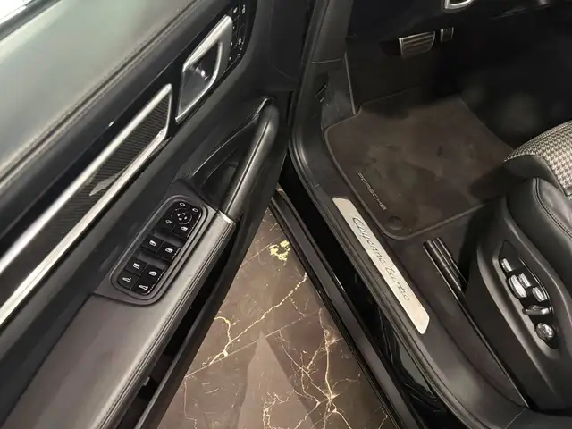 Porsche Cayenne view 8