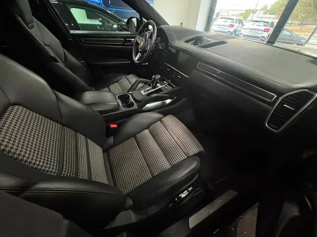 Porsche Cayenne view 17