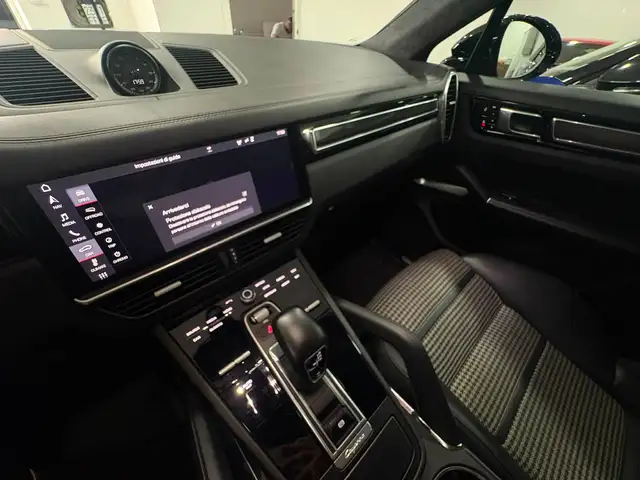 Porsche Cayenne view 14