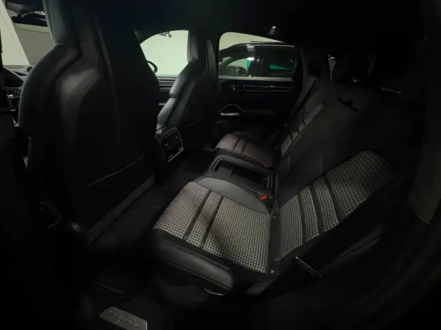 Porsche Cayenne view 18