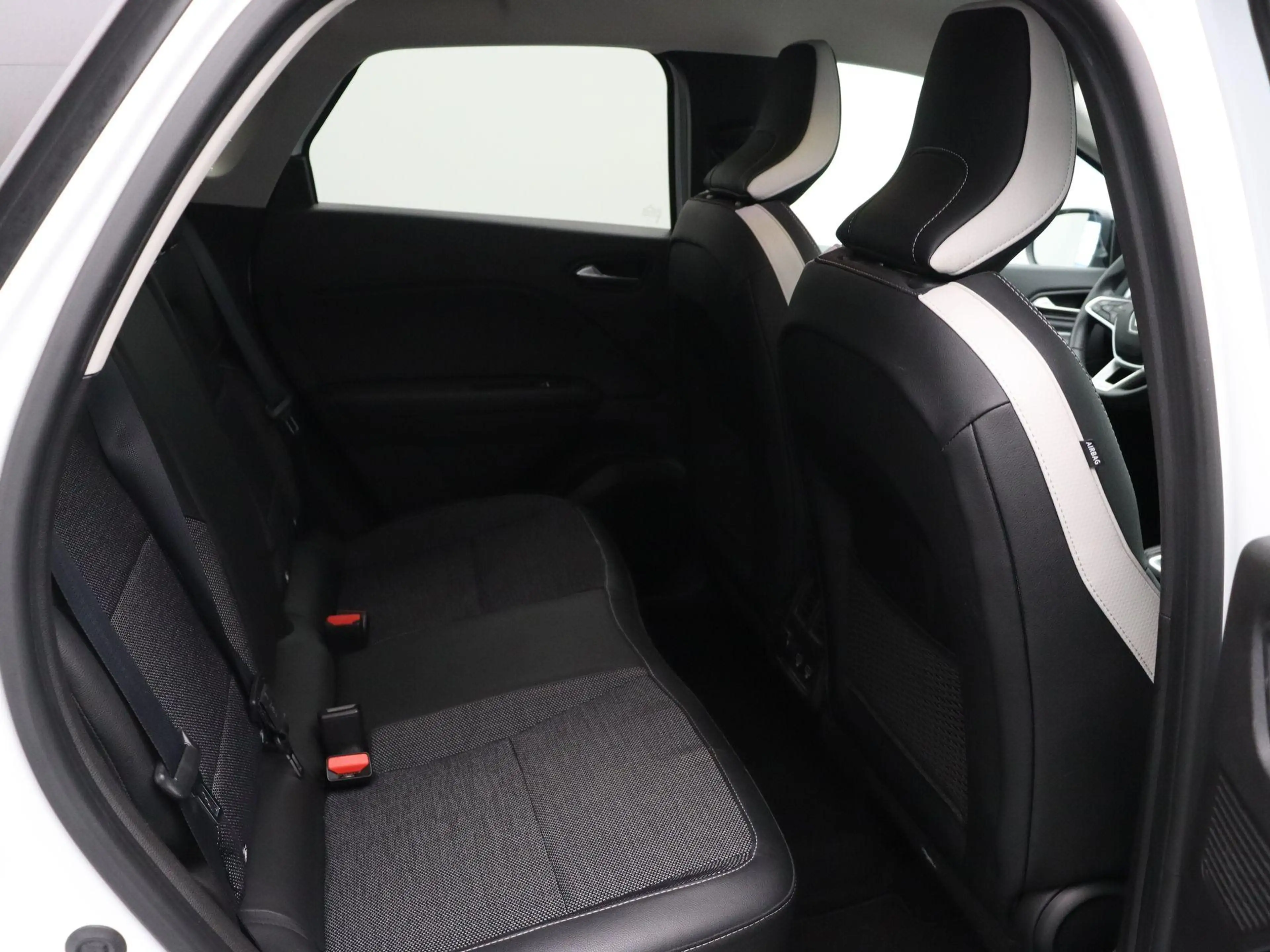 Renault Captur E-Tech Hybrid 145pk Intens | Trekhaak | Navigatie — photo 8