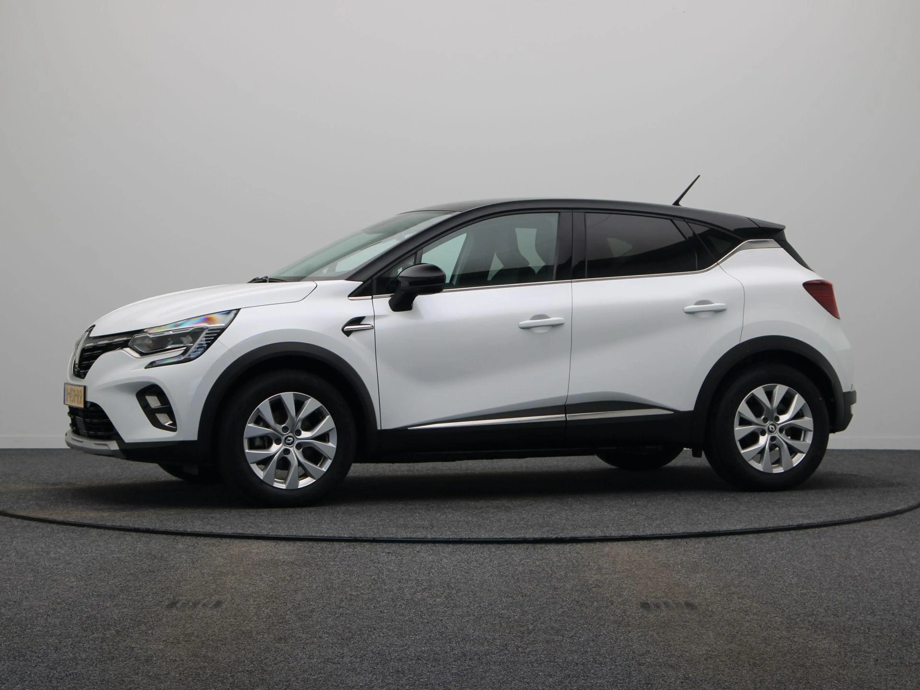 Renault Captur E-Tech Hybrid 145pk Intens | Trekhaak | Navigatie — photo 12