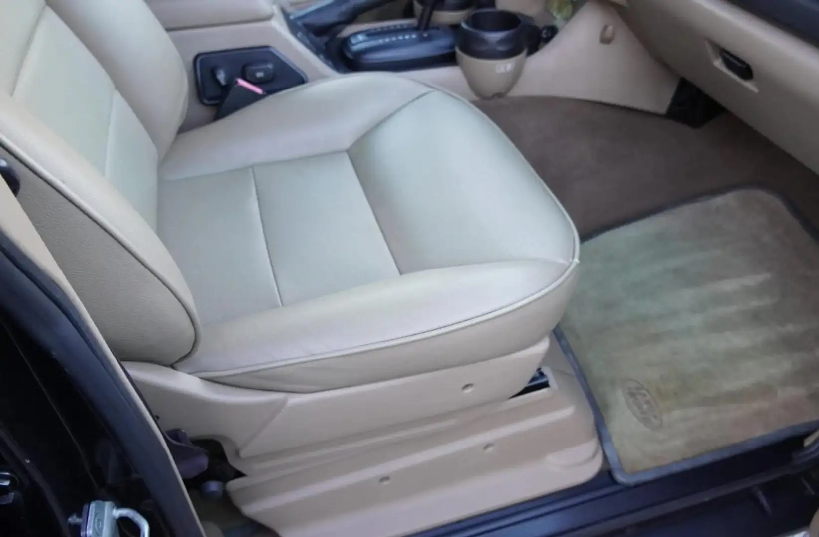 Land Rover Discovery 4.0 V8 Noir - 2