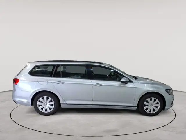 Volkswagen Passat view 3
