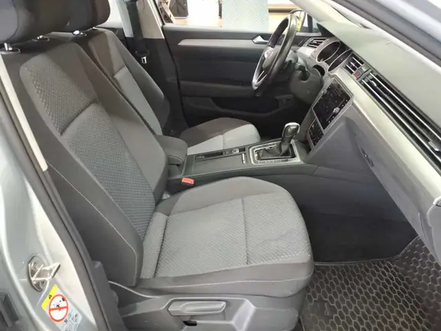 Volkswagen Passat view 8