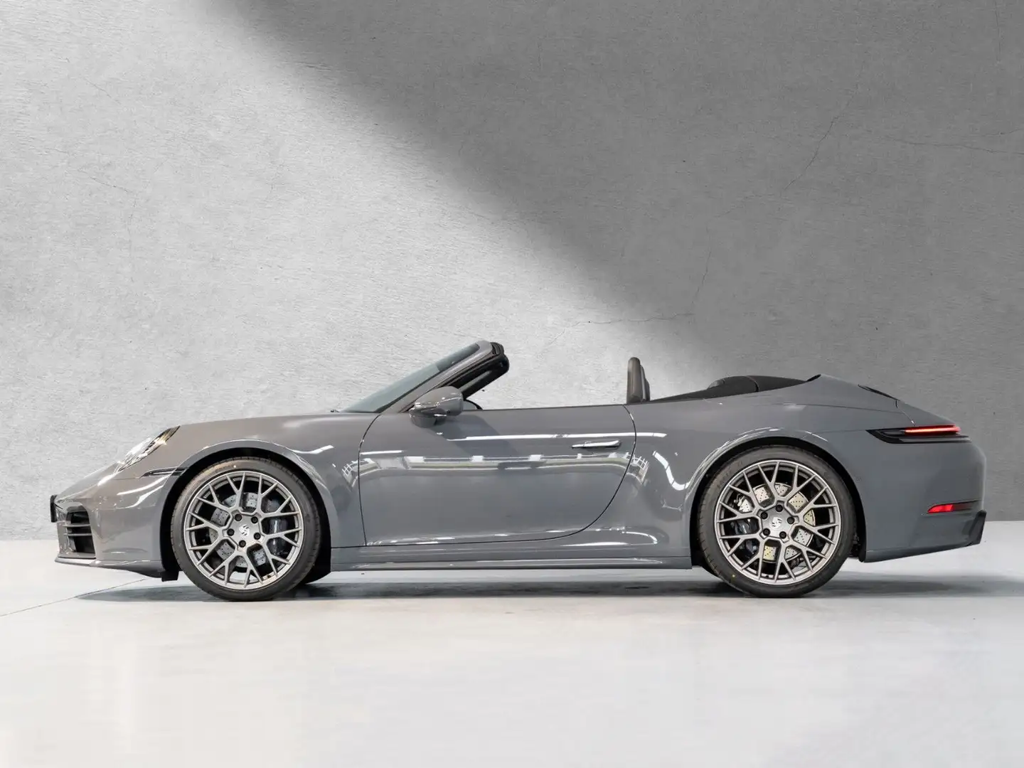 Porsche 992 Cabrio"Sportdesign Paket+Adaptive Sportsitze Grijs - 1