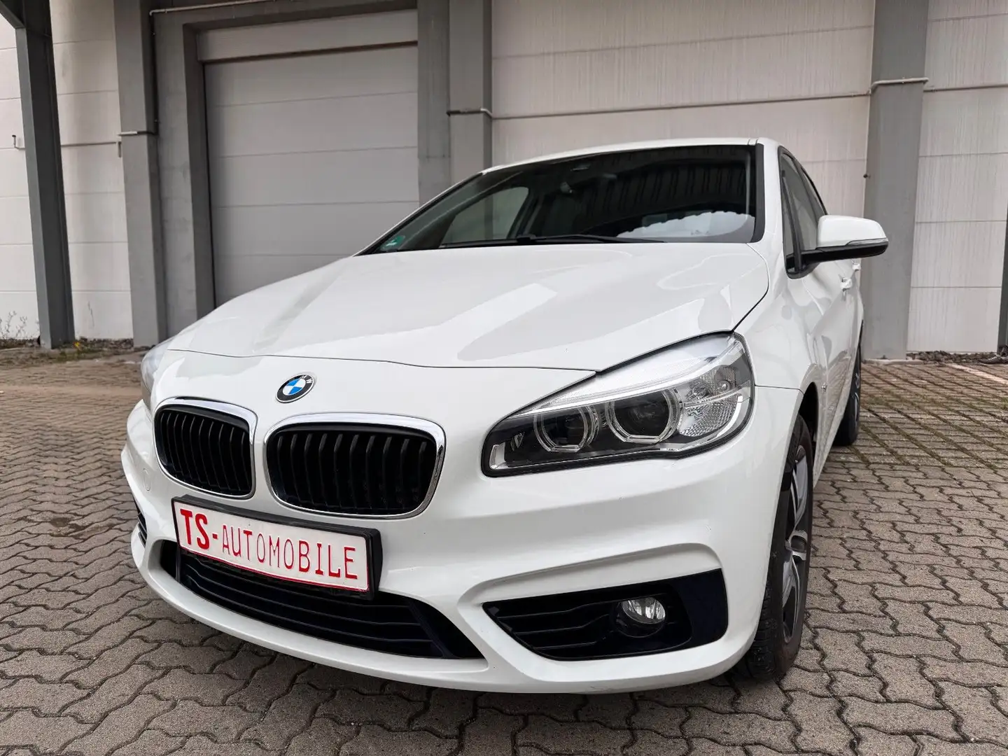 BMW 220 Baureihe 2 Active Tourer 220i Sport Line*NAV Weiß - 1