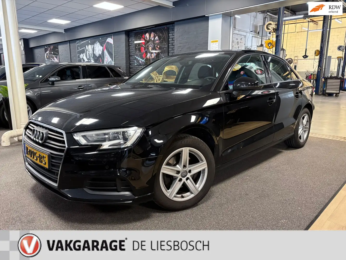 Audi A3 Limousine 1.0 TFSI / Navigatie / trekhaak / pdc v+ Negro - 1