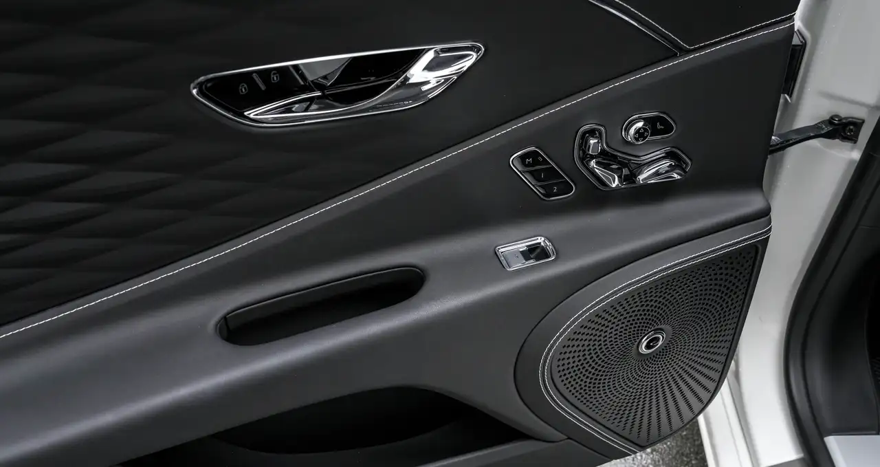 Bentley Flying Spur снимка Bentley Flying Spur