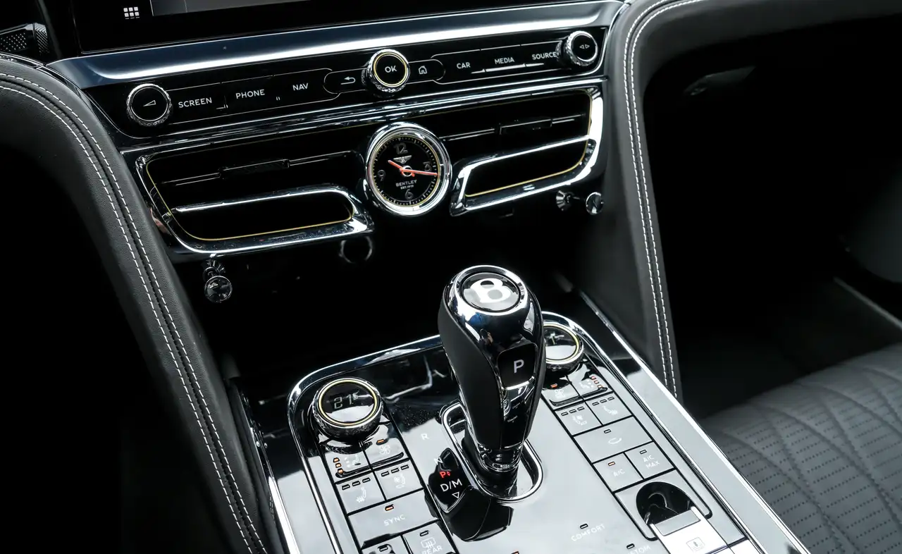 Bentley Flying Spur снимка Bentley Flying Spur
