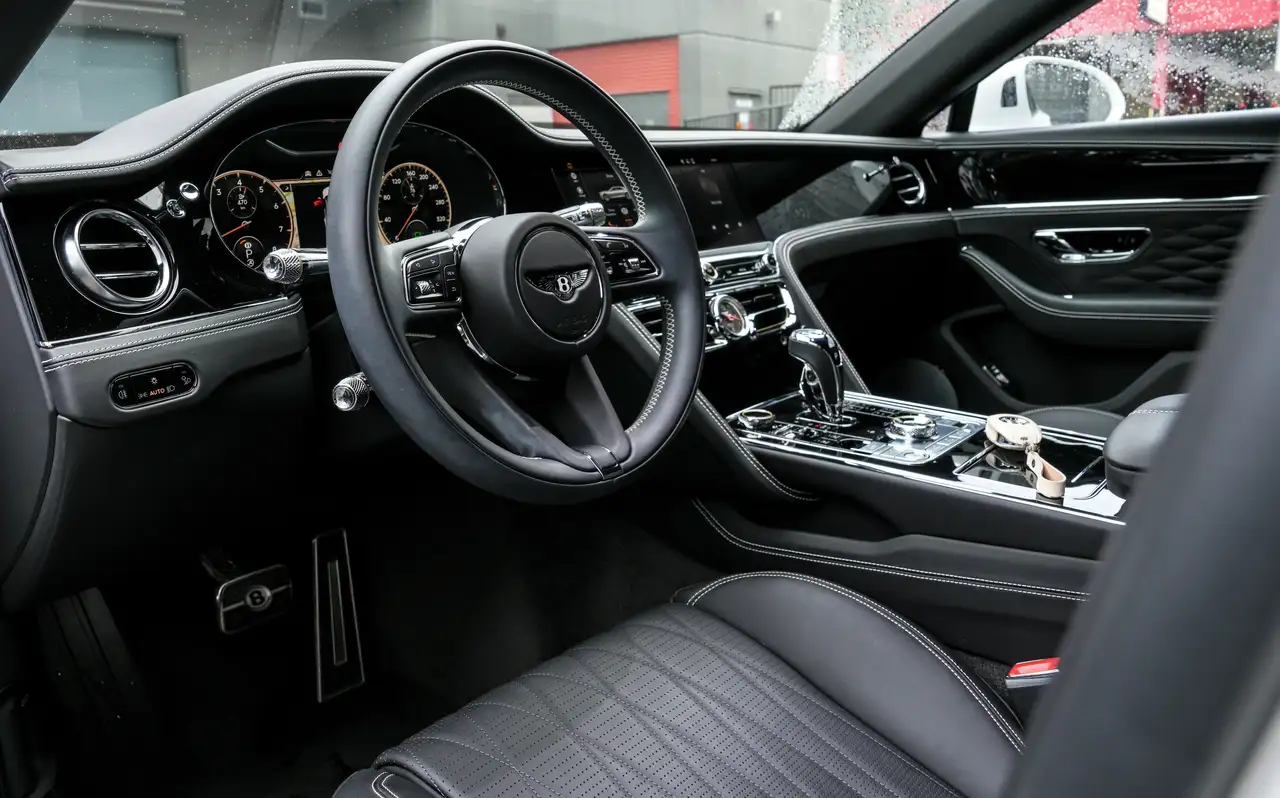 Bentley Flying Spur снимка Bentley Flying Spur