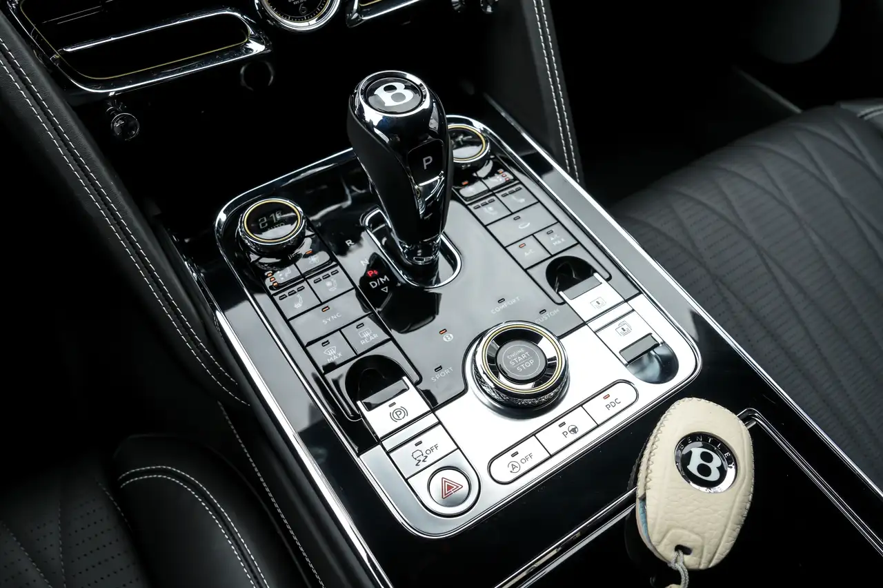 Bentley Flying Spur снимка Bentley Flying Spur