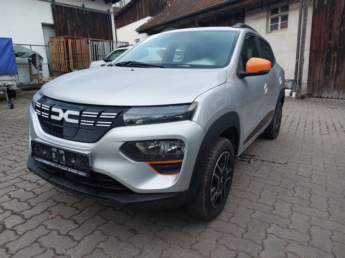 Dacia Spring 45 EXPRESSION+ CCS 30kW Navi PDC R-Kamera Argento - 1
