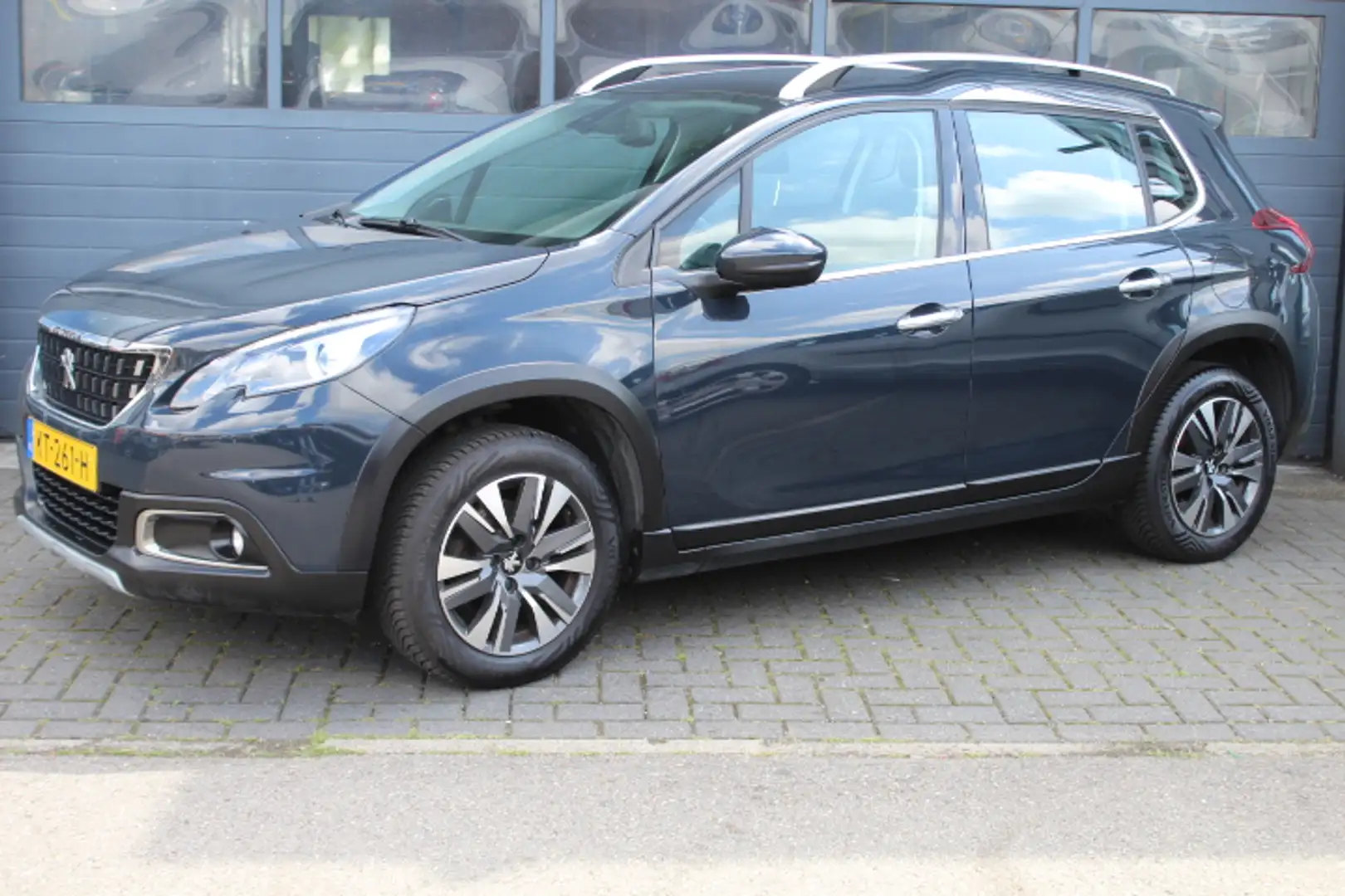 Peugeot 2008 1.2 PureTech Allure Pano, Climatecontrol, Cruise, Gris - 1