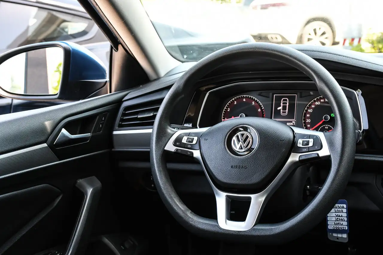 Volkswagen Jetta снимка Volkswagen Jetta