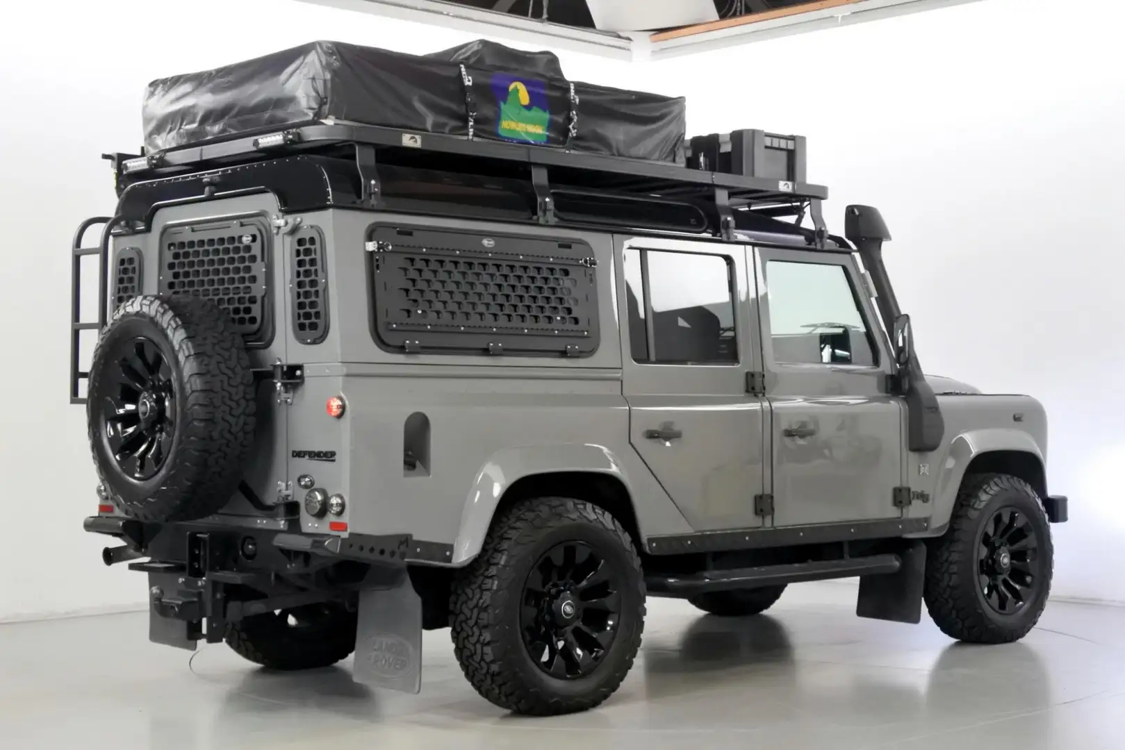 Land Rover Defender TD5 110 Restomod Alleen op Afspraak Grijs - 2