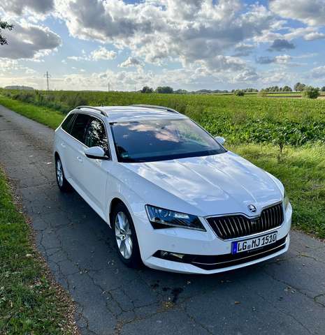 Imagine Skoda Superb Combi 2.0 TDI 2.Hand! Voll Memory AHK Navi Apple