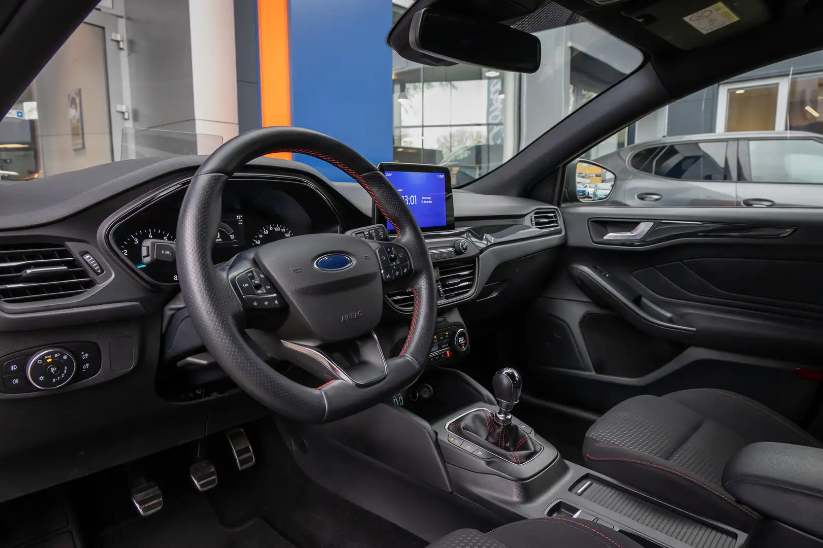 Ford Focus Wagon 1.0 EcoBoost Hybrid ST Line X Business | Weg Gris - 2