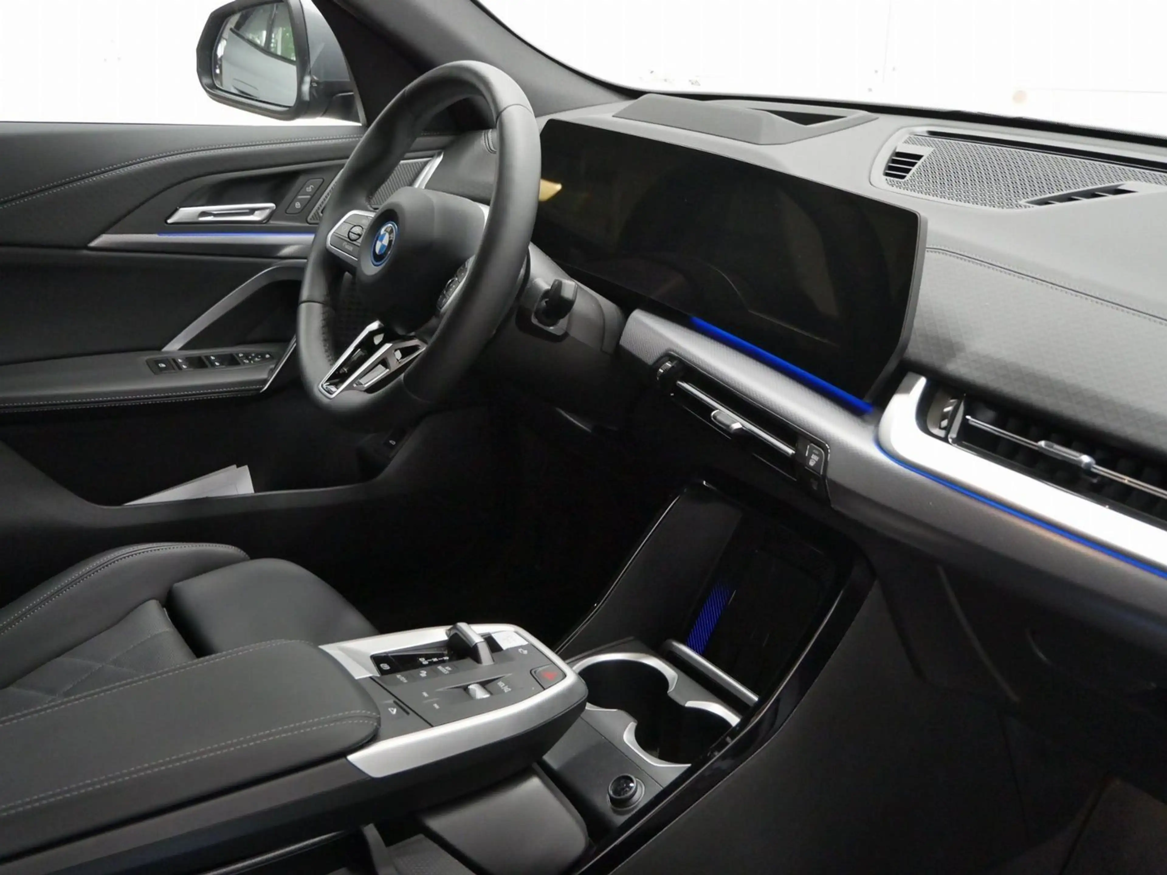 BMW iX2 xDrive30 M SPORT+AHK+E SITZE+HUD+KAMERA — photo 6