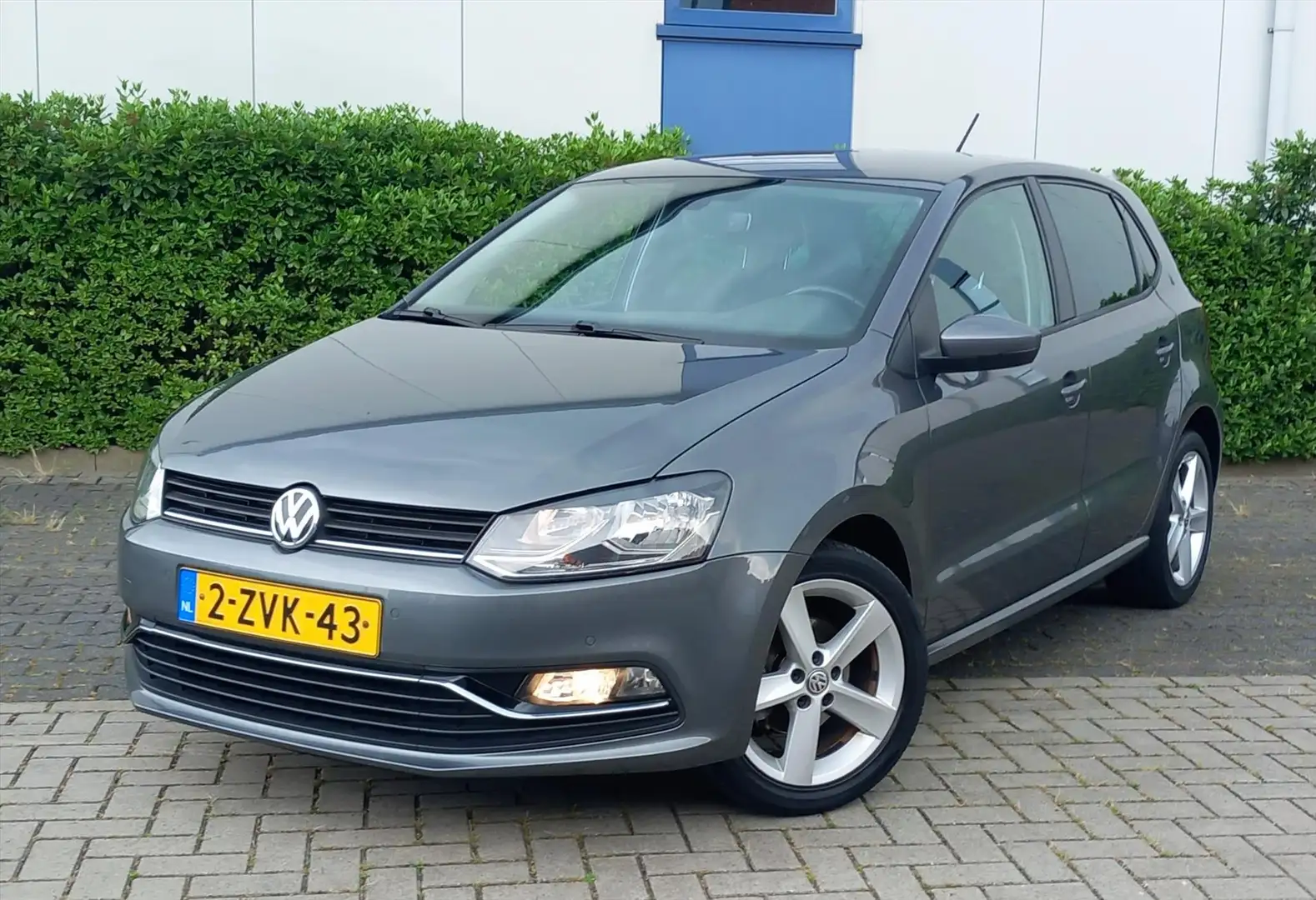 Volkswagen Polo 1.2 TSI 90PK 5D Highline Grijs - 1