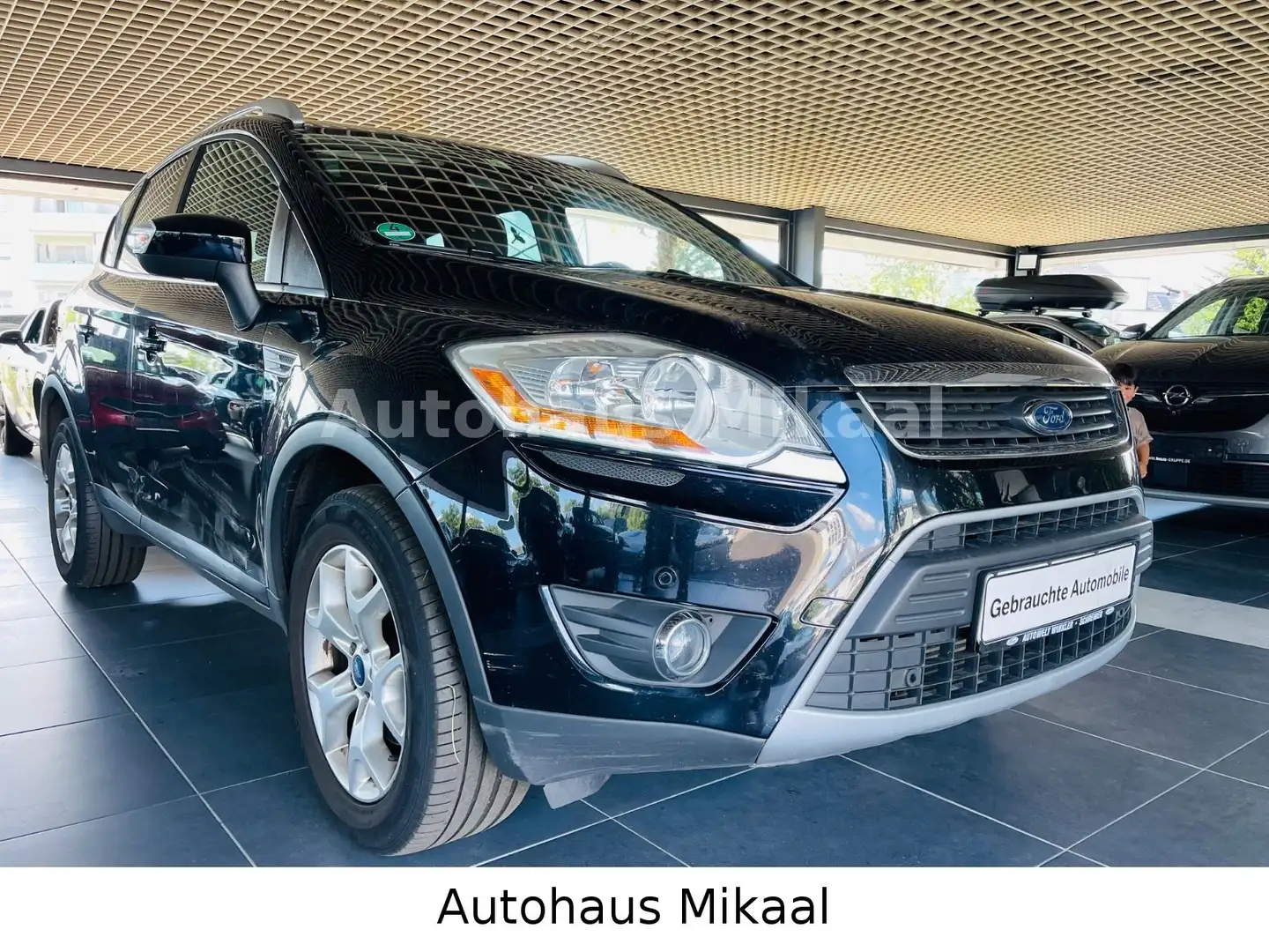 Ford Kuga Champions Edition Schwarz - 2