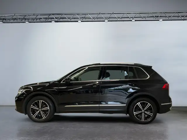 Volkswagen Tiguan view 3