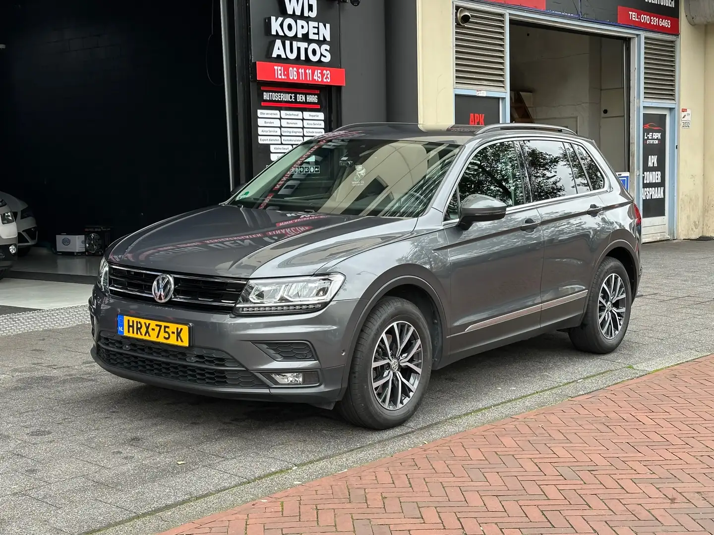Volkswagen Tiguan 2.0 TDI 4MOTION DSG Navi Camera Carplay Grijs - 1