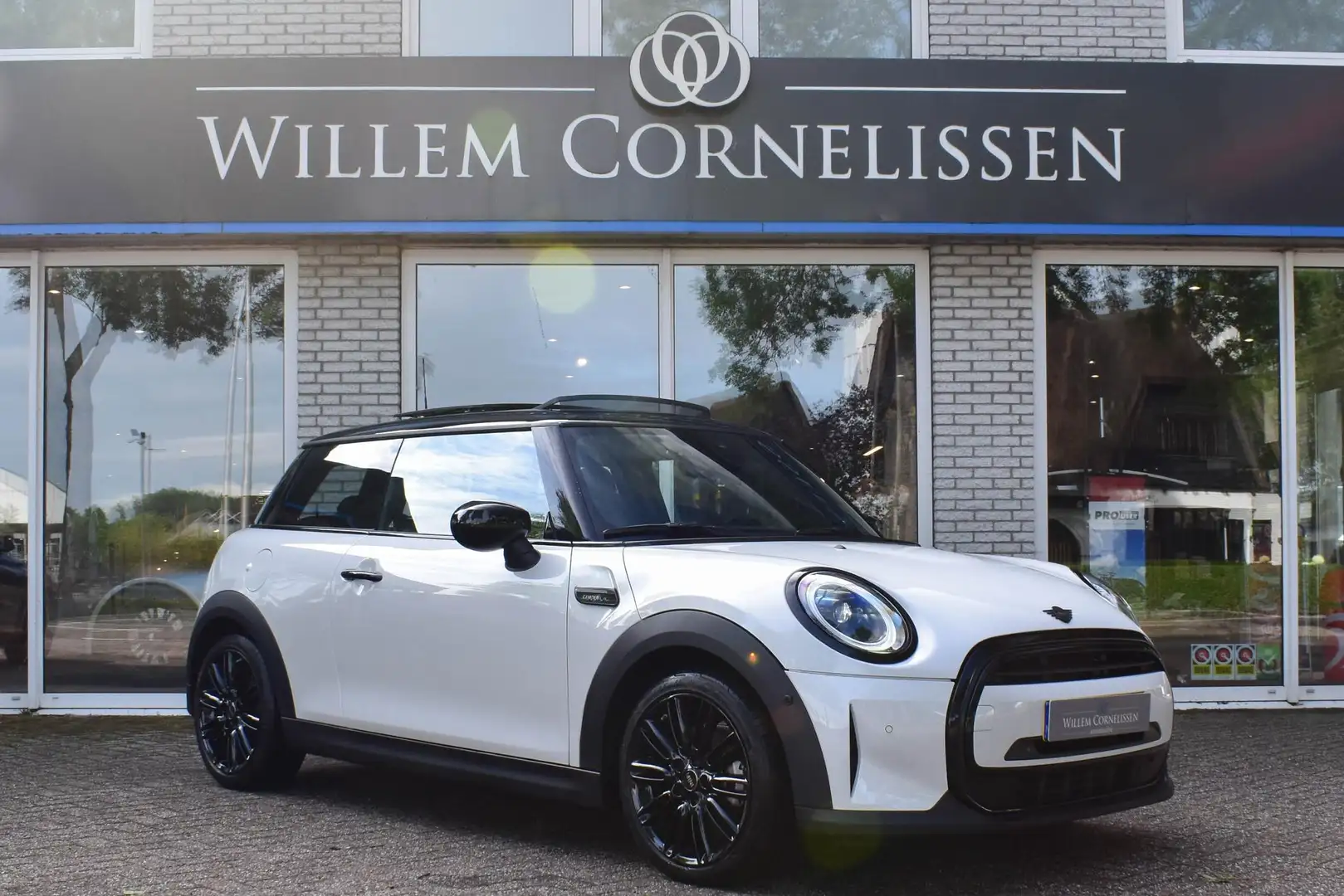 MINI Cooper Mini 1.5 Camden Pano Leder Camera Navi Harman/Ka Wit - 1